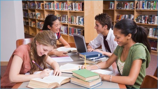 iets student in library